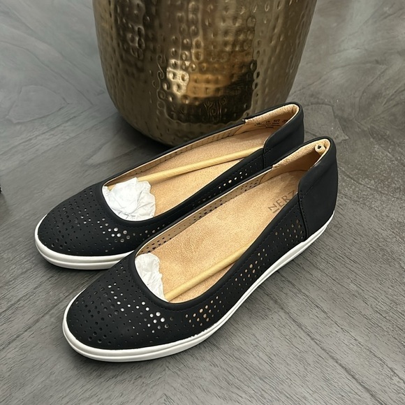 NATURALIZER Sam 2 Womens Padded Insole Perforated Slip-On Sneakers - Picture 6 of 7